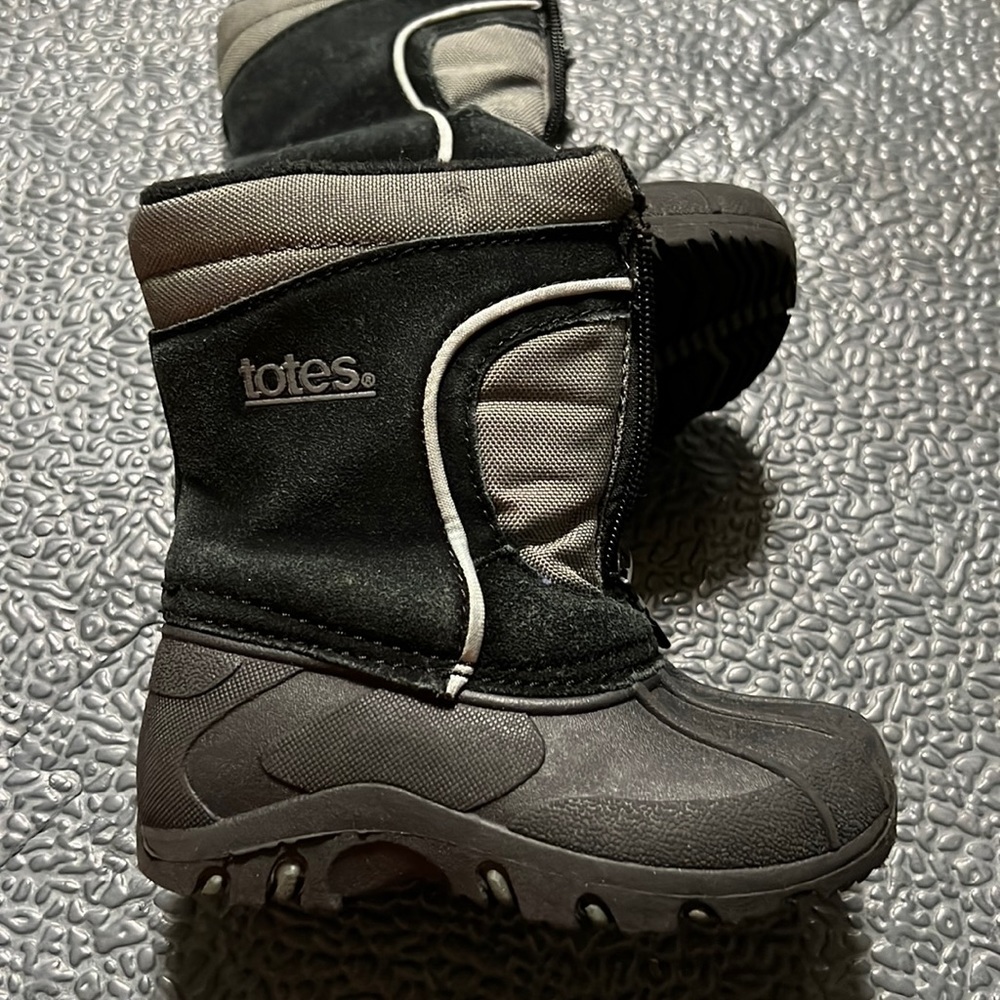 Black & Grey Toddler Size 5 Snowboots. Great condition!